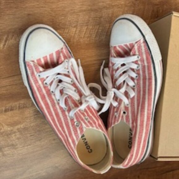 Converse low All-Star Sneakers, gently used Sz 9.5 - Picture 2 of 5